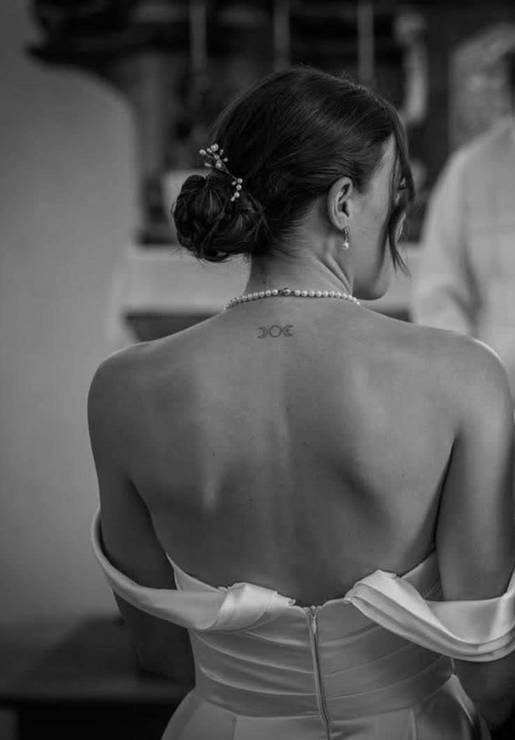 Braut mit Haarschmuck vor der Trauung