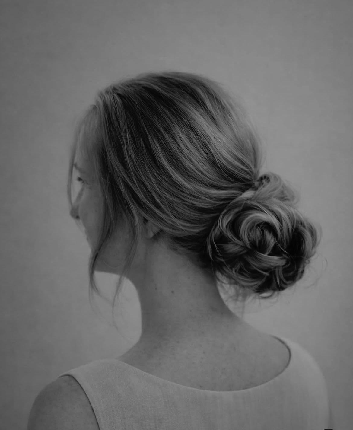 Weicher Low Bun mit losen Strähnen